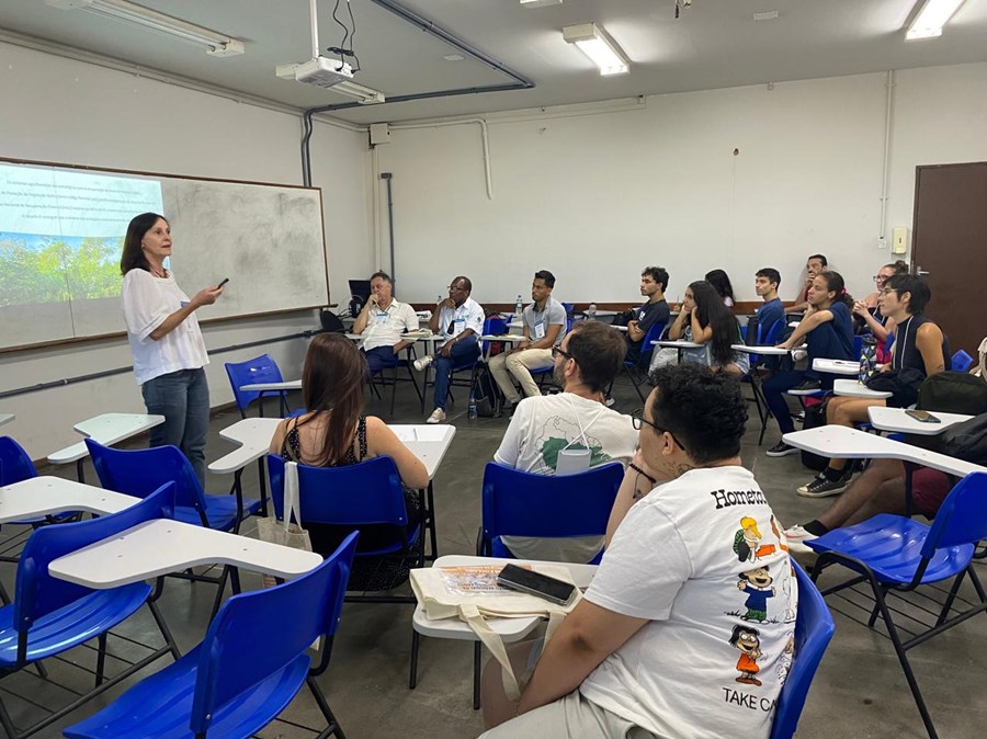 Pesquisadora Maria da Penha Padovan apresentando estudo de caso para universitários e colegas do Incaper.