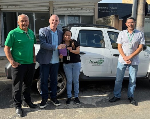 Equipe do escritório de Itapemirim recebe automóvel