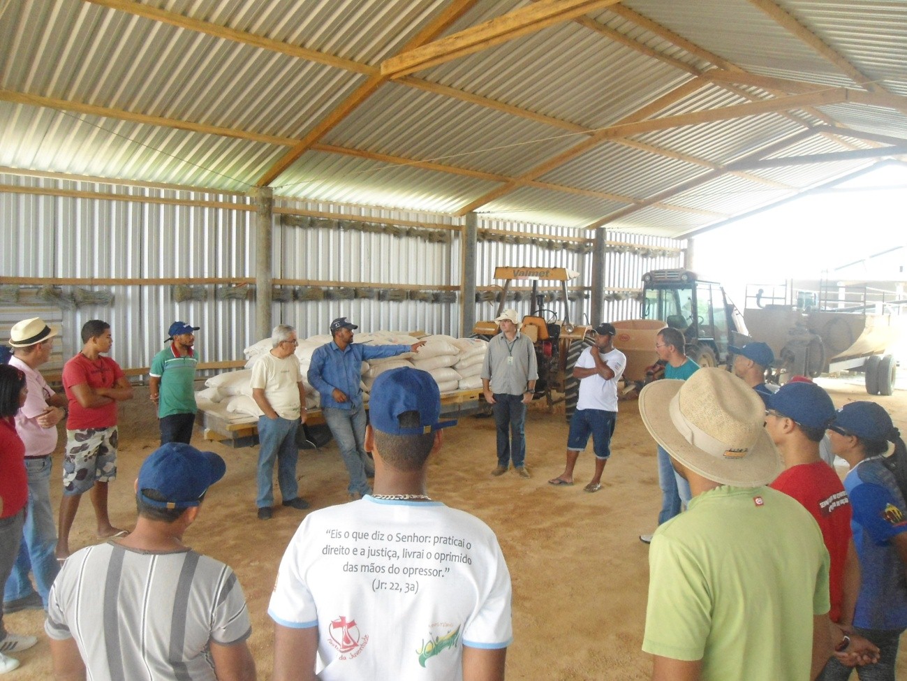 Agricultores participam de curso prático de cafeicultura sustentável em Pedro Canário.