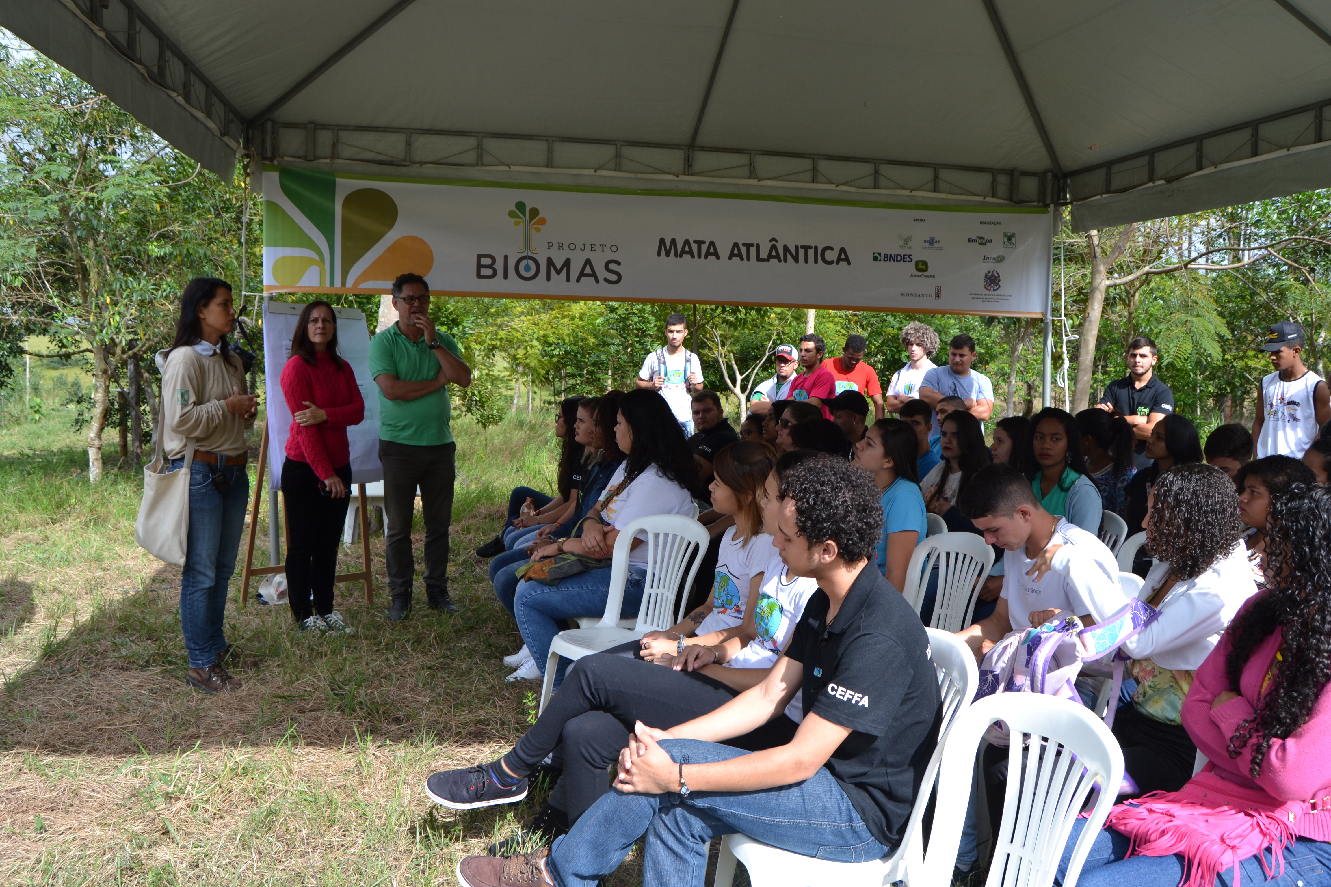 Mais de 100 pessoas -  entre estudantes das Escolas Família Agrícola de Rio Bananal e Jaguaré -  técnicos e pesquisadores participaram do encontro. 