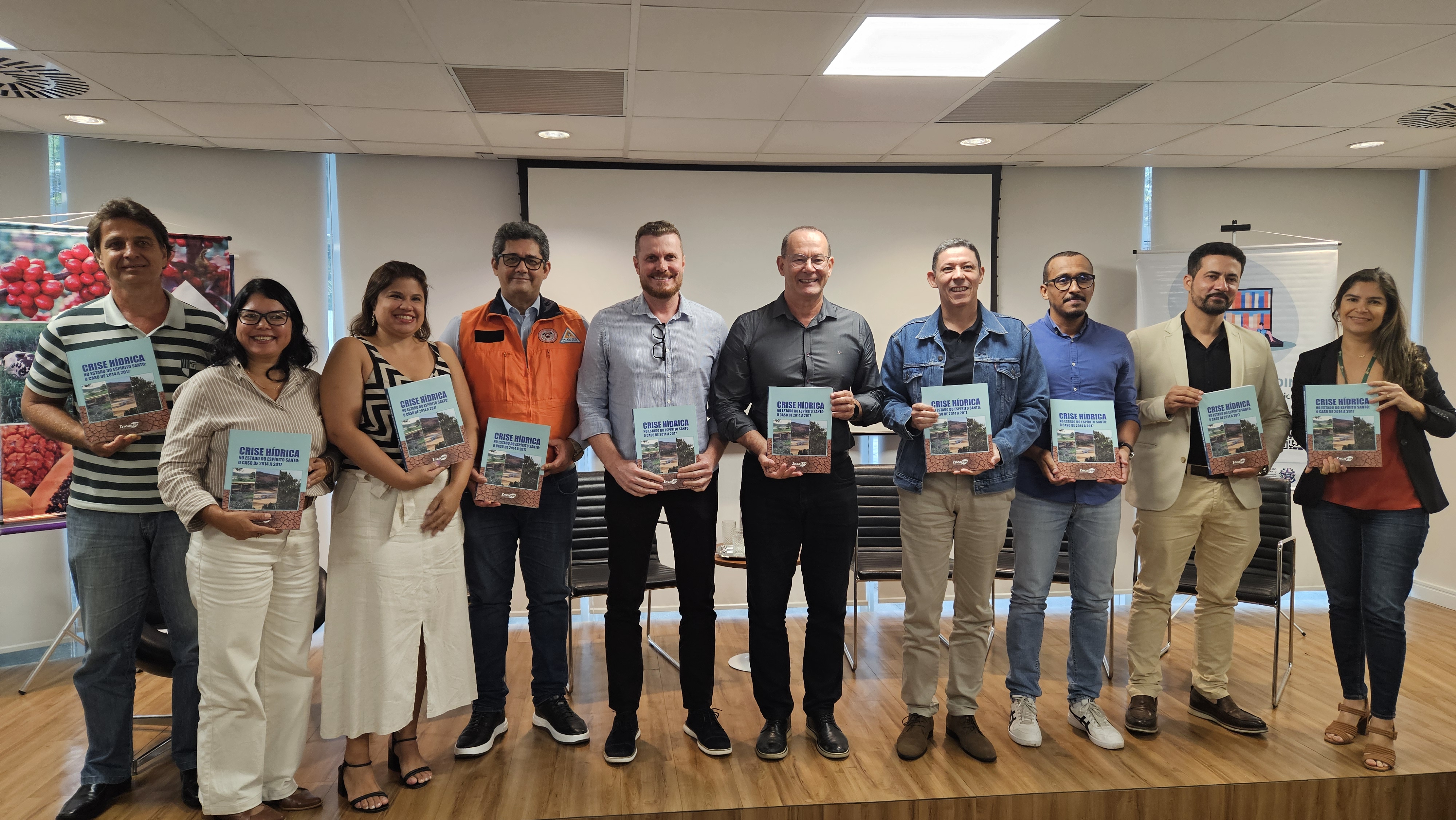 Evento de lançamento do livro, no último dia onze, no auditório do Crea-ES