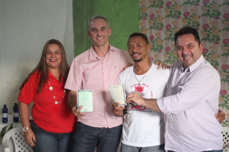 Incaper participa de entrega simbólica de caminhão e trator para associações