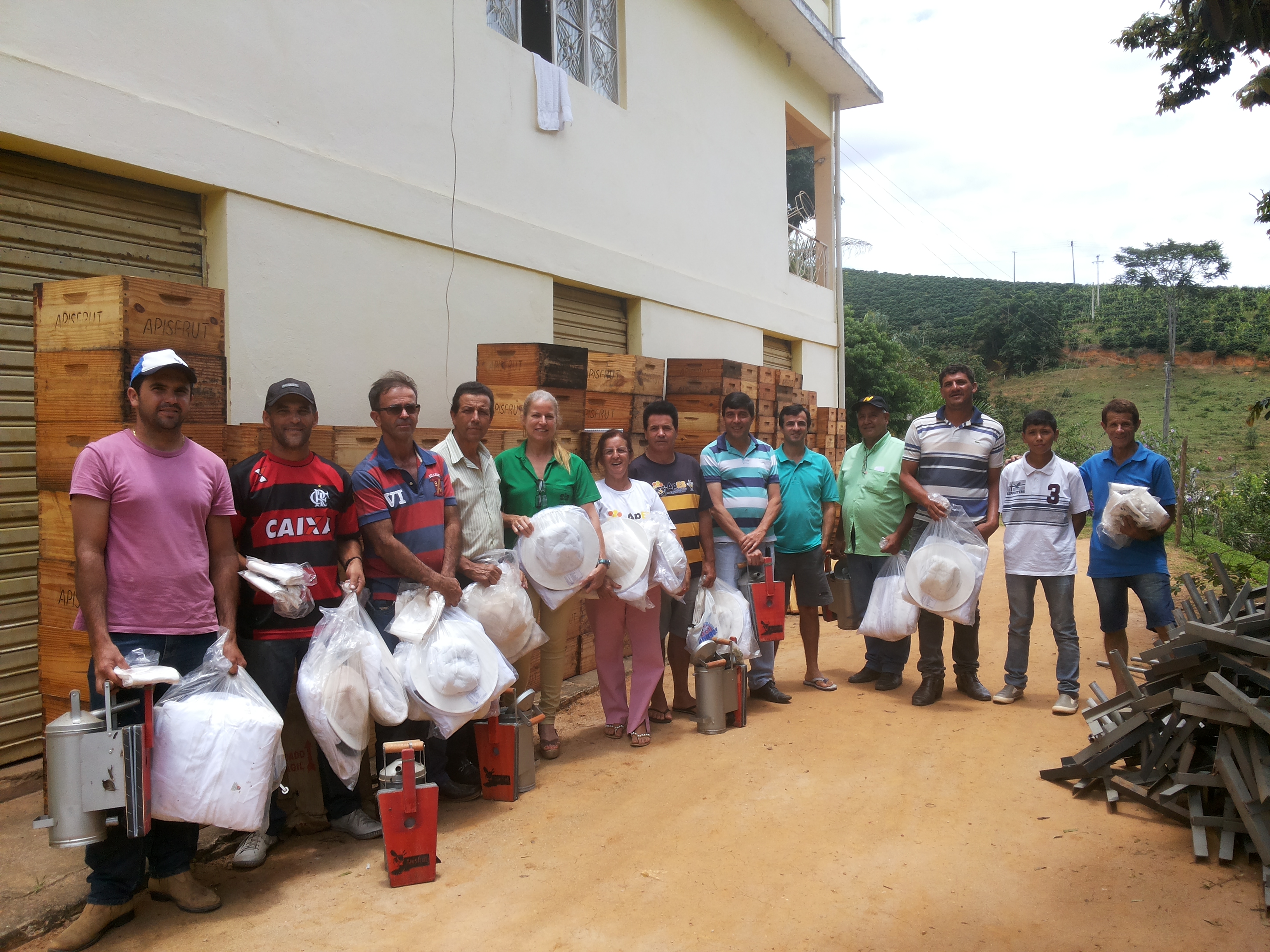 Incaper entrega kits de apicultura para agricultores familiares de Ibatiba.
