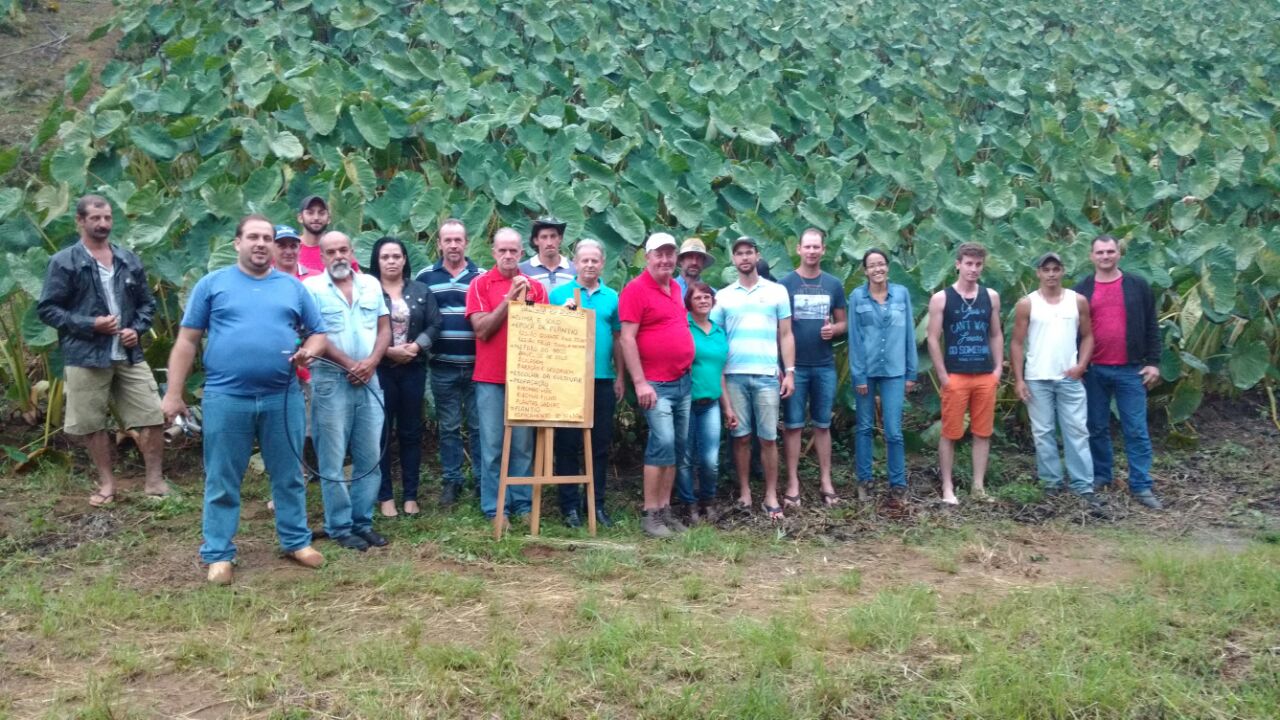 O evento contou com a participação de 27 pessoas e o objetivo foi demonstrar o uso de sistema de irrigação de baixa vazão -  com uso de micro aspersores. 
