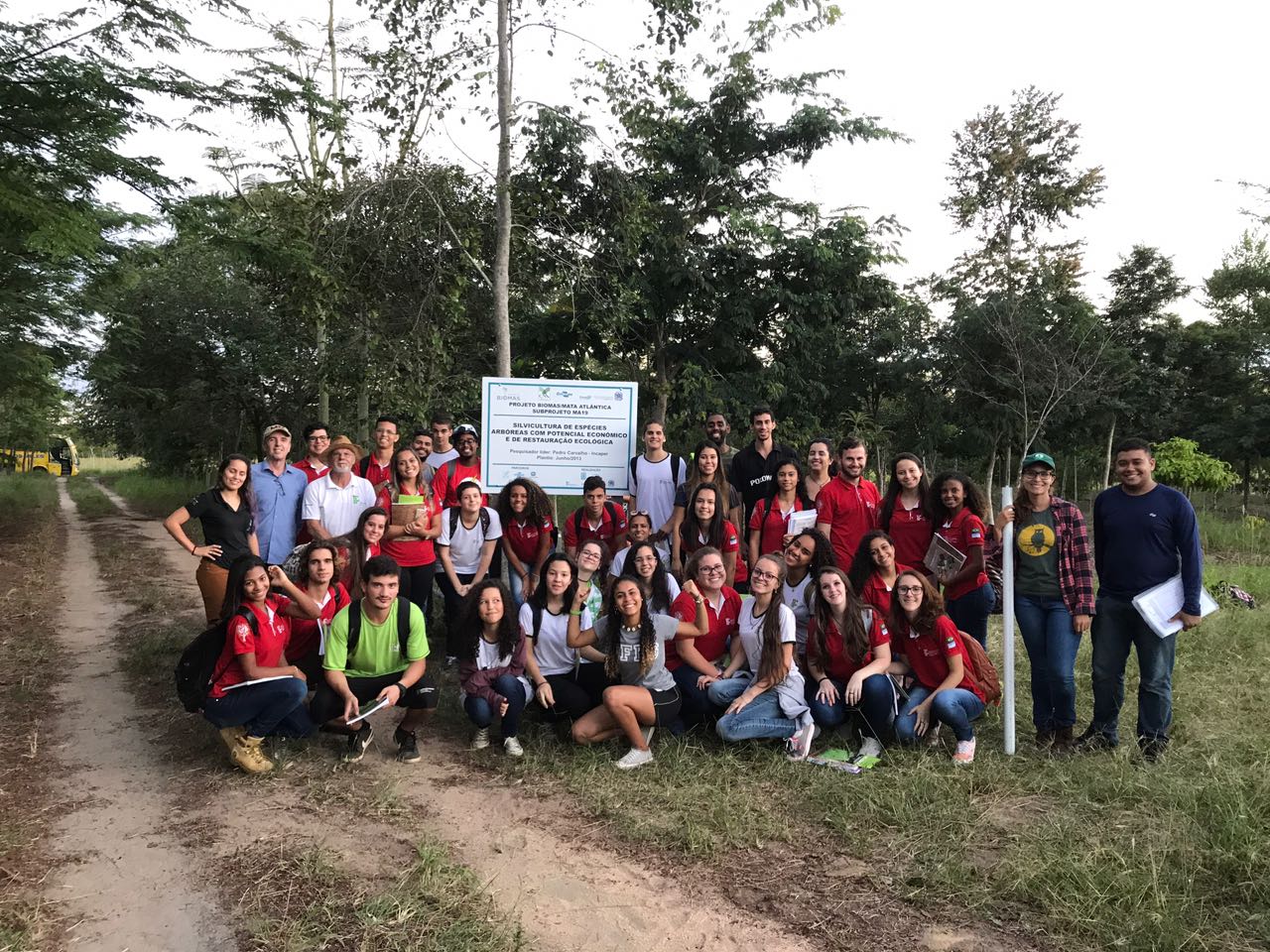 O Projeto Biomas Mata Atlântica recebeu a visita de 37 alunos do IFES Campus Santa Teresa -  sendo 27 do 3º ano do Curso de Técnico em Meio Ambiente- TMA e 10 do 7º período do Curso de Licenciamento em Ciências Biológicas- LCB.
