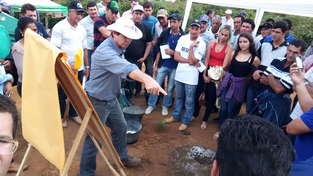 A primeira foi sobre “Implantação e Adensamento nas Lavouras Cafeeiras” e foi ministrada pelo extensionista do Incaper Cesar Abel Krohling. 