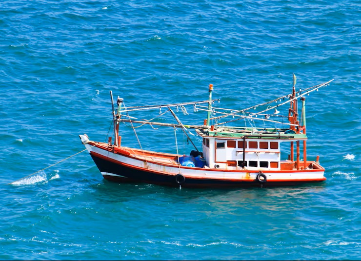 barco-de-pesca-de-madeira-no-mar_11823-233